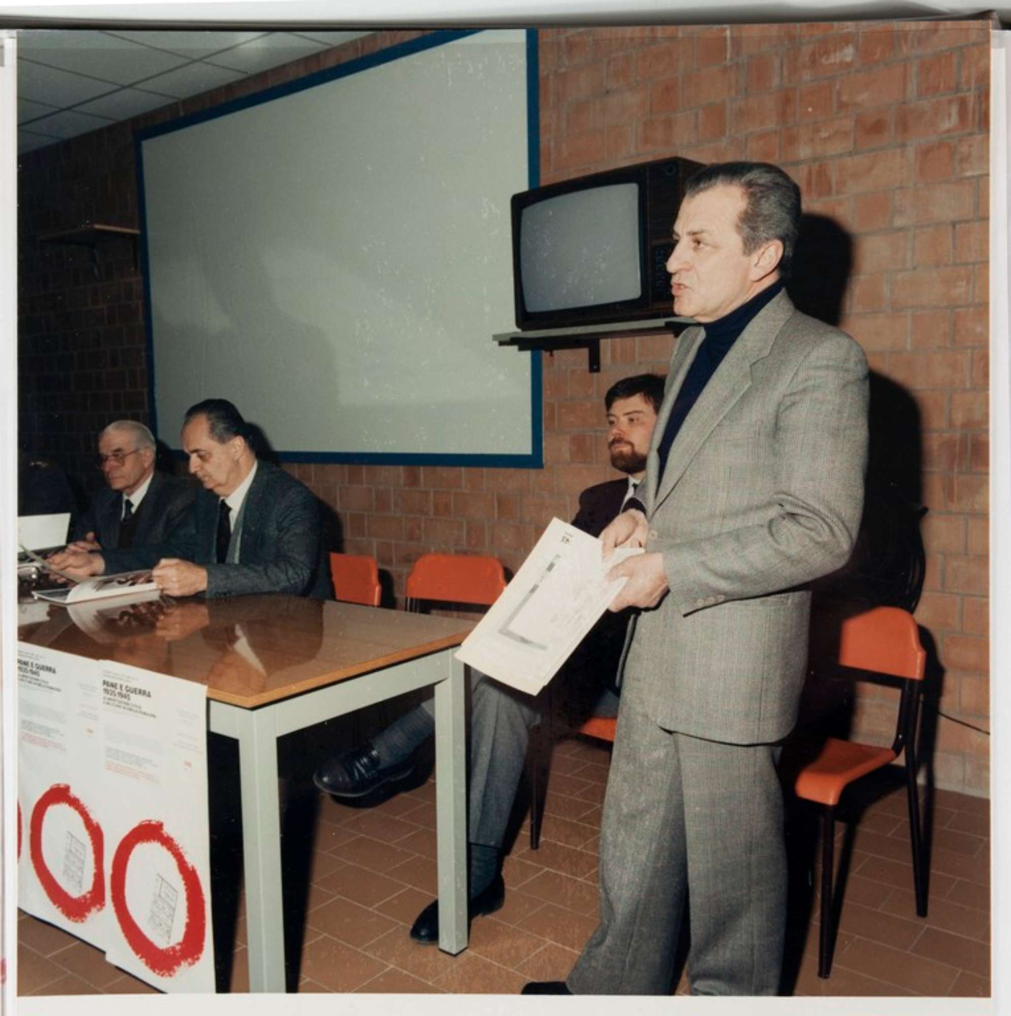 Modena 5 marzo 1987, inaugurazione della mostra "Pane e Guerra 1935-1945 Alimentazione civile e militare in Emilia Romagna". Tavolo dei relatori